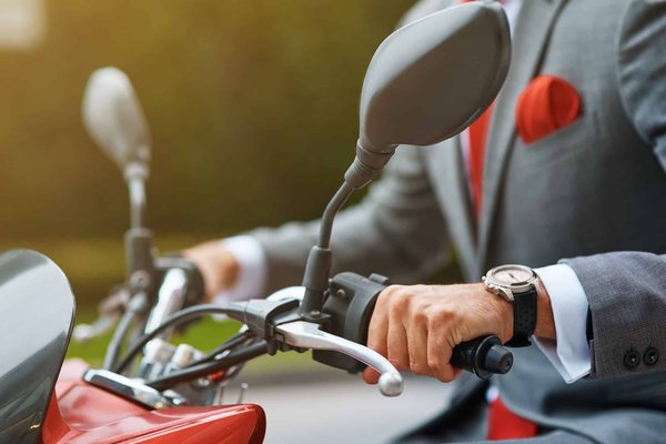 Quels sont les avantages de l'installation de durites de frein renforcées sur une moto ?