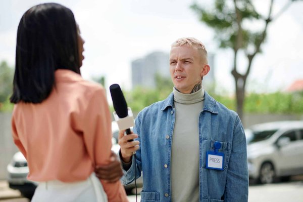 Comment la revue de presse influence-t-elle l'opinion publique?